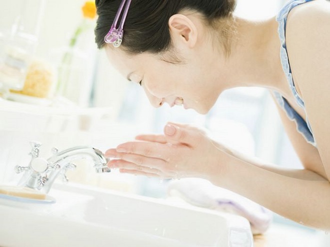 Bật mí cách nuôi dưỡng sắc đẹp của phụ nữ Nhật Bản Sữa mặt sạch là bước rất quan trọng trong làm đẹp da. Nếu da không được làm sạch đúng cách, những nỗ lực tiếp theo khó mang lại hiệu quả. Bạn nên đầu tư vào sản phẩm rửa mặt phù hợp với loại da, rửa mặt vào mỗi sáng và tối, cho dù không trang điểm.