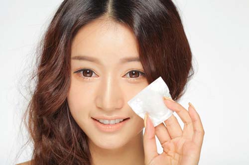 6 mẹo giúp bạn thu nhỏ lỗ chân lông hiệu quả dung-nuoc-hoa-hong