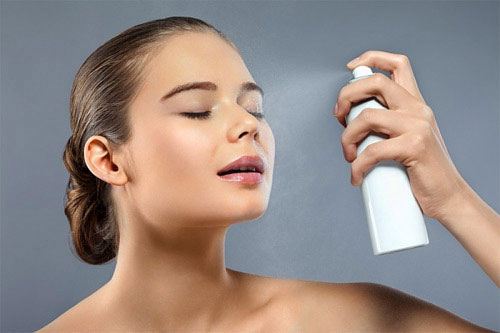 Cách chọn mỹ phẩm lý tưởng cho da dầu Da dầu cũng cần xịt khoáng thường xuyên để cân bằng độ pH cho da