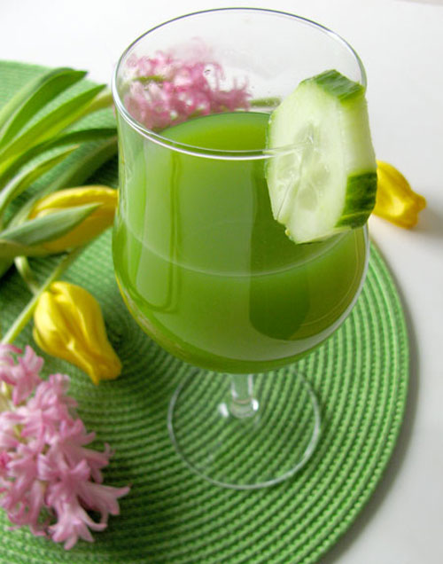Cách chọn mỹ phẩm lý tưởng cho da dầu Dùng nước ép dưa chuột trước khi trang điểm giúp da sáng đẹp hơn vì nó cân bằng độ pH cho da.