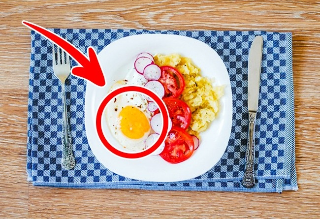 10 mẹo giúp bạn hạn chế thói quen ăn vặt khi đang giảm cân them-trung-vao-bua-sang