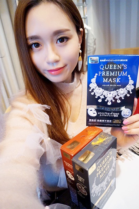 Mặt nạ Quality First Queen’s Premium Mask 1st Nhật Bản Tháo mặt nạ ra và massage nhẹ nhàng để lượng dưỡng chất thẩm thấu vào da tốt hơn.