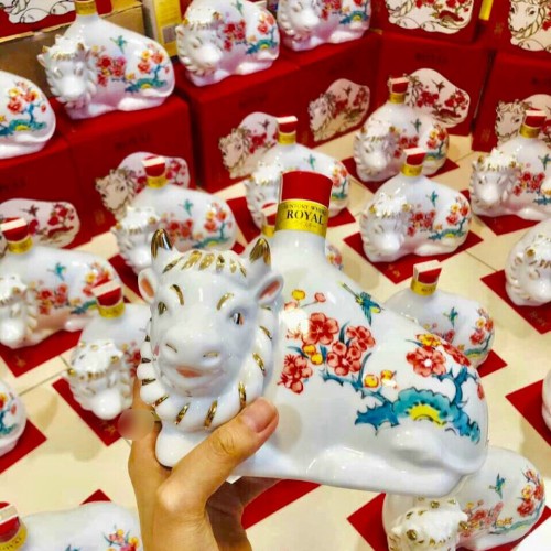 Rượu con trâu Suntory Old Whisky & Royal Whisky Nhật Bản 2021 Rượu con trâu Suntory Old Whisky & Royal Whisky Nhật Bản 2021 - Yêu Hàng Ngoại