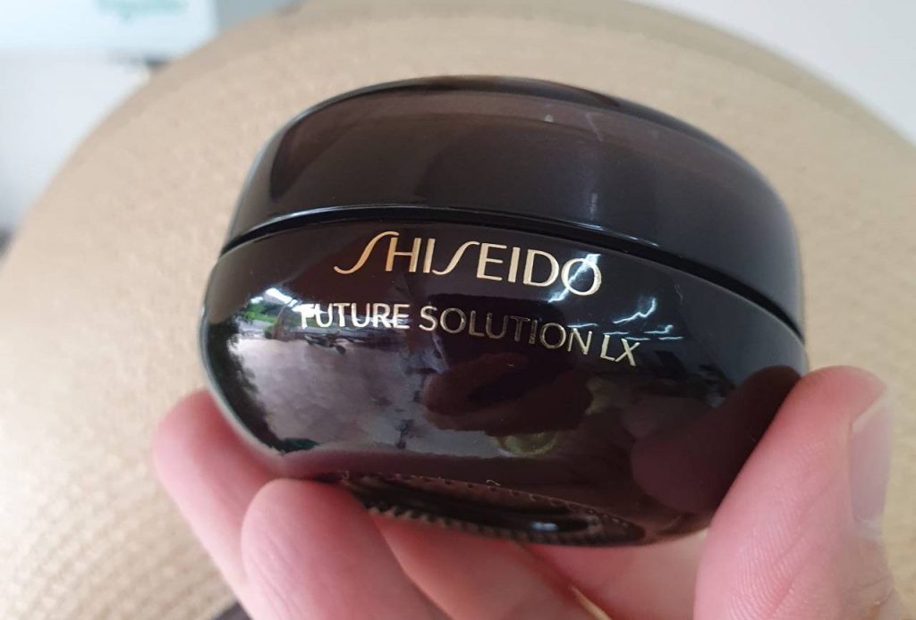 Kem dưỡng mắt và môi Shiseido Future Solution LX Eye And Lip Contour Regenerating Cream E Kem dưỡng mắt và môi Shiseido Future Solution LX Eye And Lip Contour Regenerating Cream E - Yêu Hàng Ngoại