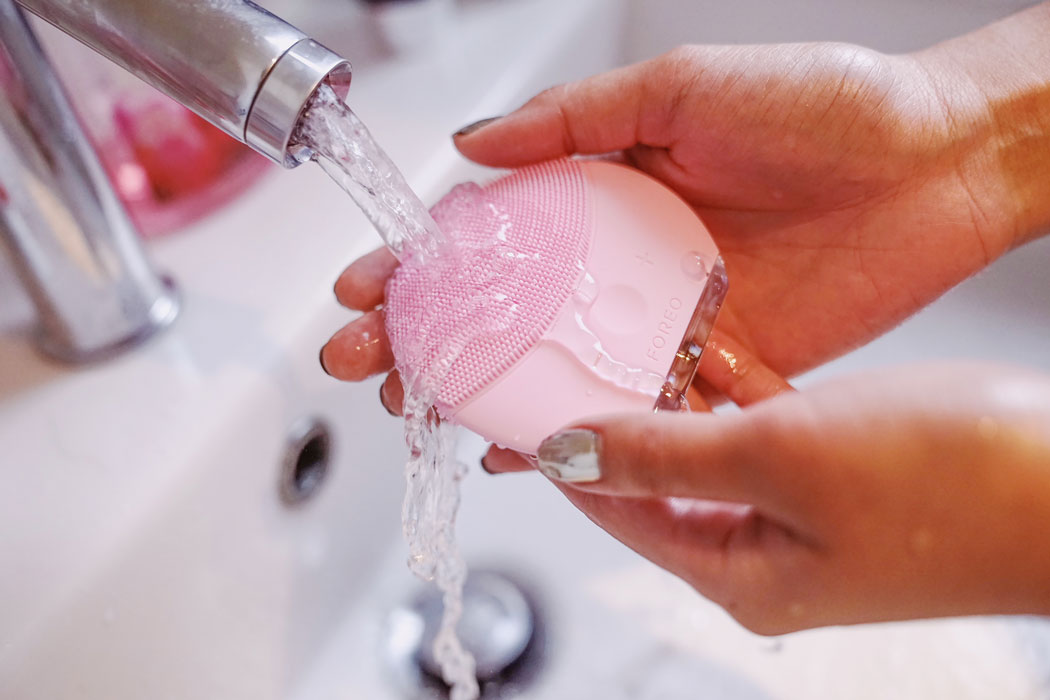 Hướng dẫn vệ sinh máy rửa mặt Foreo sau khi dùng đúng cách Hướng dẫn vệ sinh máy rửa mặt Foreo sau khi dùng đúng cách - Yêu Hàng Ngoại