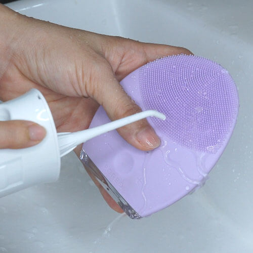 Hướng dẫn vệ sinh máy rửa mặt Foreo sau khi dùng đúng cách Hướng dẫn vệ sinh máy rửa mặt Foreo sau khi dùng đúng cách - Yêu Hàng Ngoại