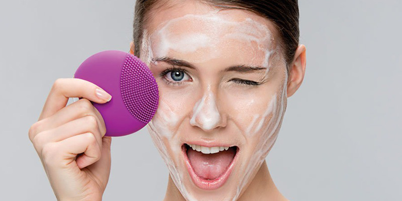 Hướng dẫn vệ sinh máy rửa mặt Foreo sau khi dùng đúng cách Hướng dẫn vệ sinh máy rửa mặt Foreo sau khi dùng đúng cách - Yêu Hàng Ngoại
