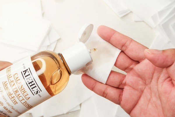 Nước hoa hồng hoa cúc Kiehl's Calendula Herbal Extract Toner Alcohol – Free Nước hoa hồng hoa cúc Kiehl's Calendula Herbal Extract Toner Alcohol – Free - Yêu Hàng Ngoại