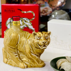 Alternative view of Rượu Tết con Hổ (Cọp) Whisky Suntory Old & Royal Nhật Bản 2022