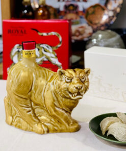 Alternative view of Rượu Tết con Hổ (Cọp) Whisky Suntory Old & Royal Nhật Bản 2022