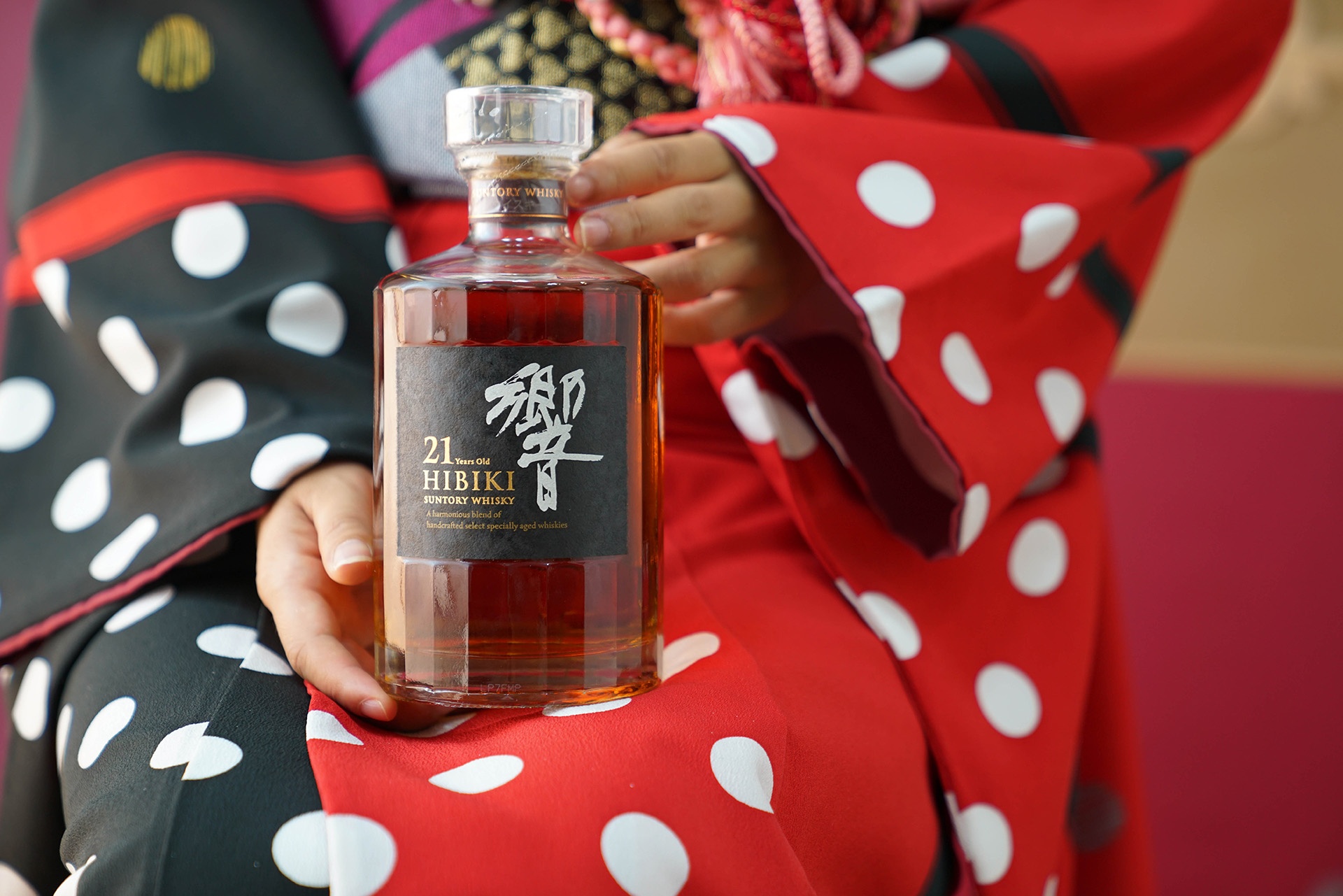 Rượu Hibiki Suntory Whisky 21 Nhật Bản Rượu Hibiki Suntory Whisky 21 Nhật Bản - Yêu Hàng Ngoại