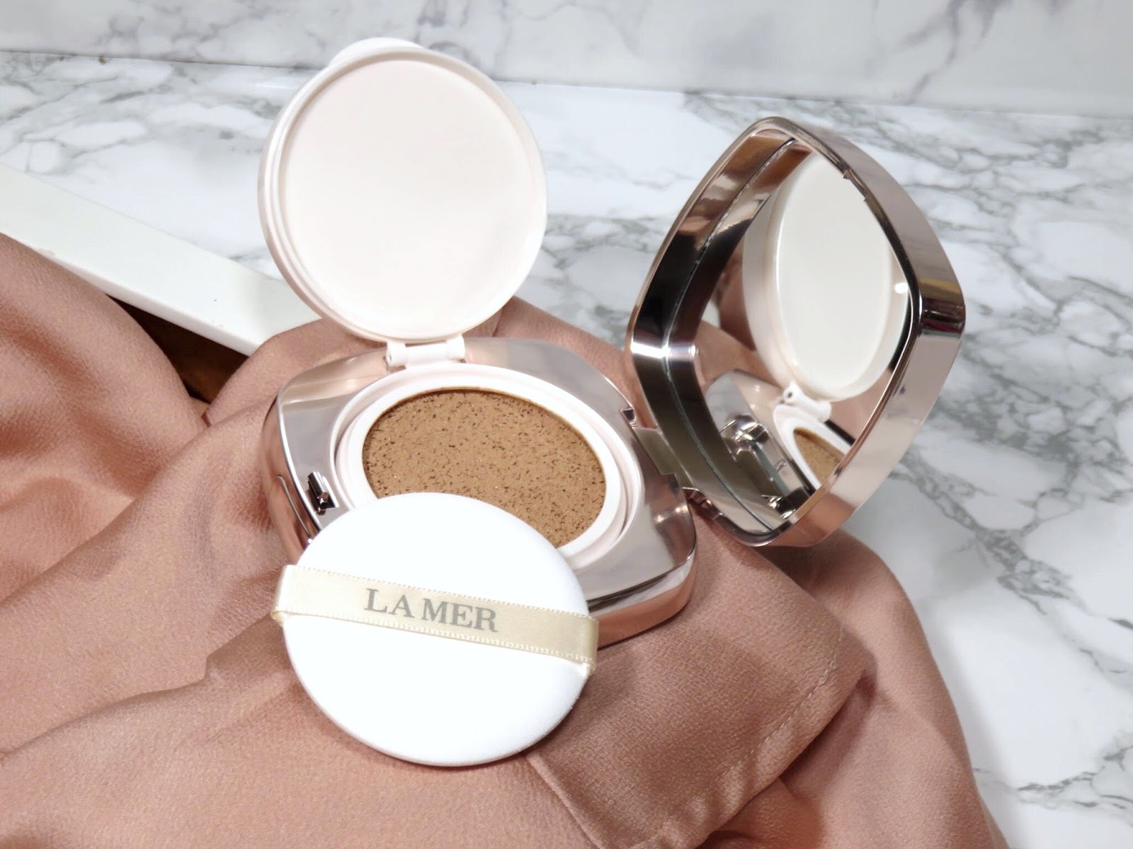 Phấn nước La Mer The Luminous Lifting Cushion Foundation SPF20 Phấn nước La Mer The Luminous Lifting Cushion Foundation SPF20 - Yêu Hàng Ngoại