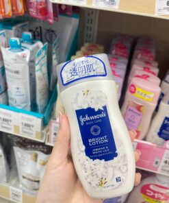 Sữa Dưỡng Thể Dưỡng Ẩm Sáng Mịn Johnson's Body Care – Chai 200ml / 500ml (Nhật Bản) Sữa Dưỡng Thể Dưỡng Ẩm Sáng Mịn Johnson's Body Care – Chai 200ml / 500ml (Nhật Bản) - Yêu Hàng Ngoại