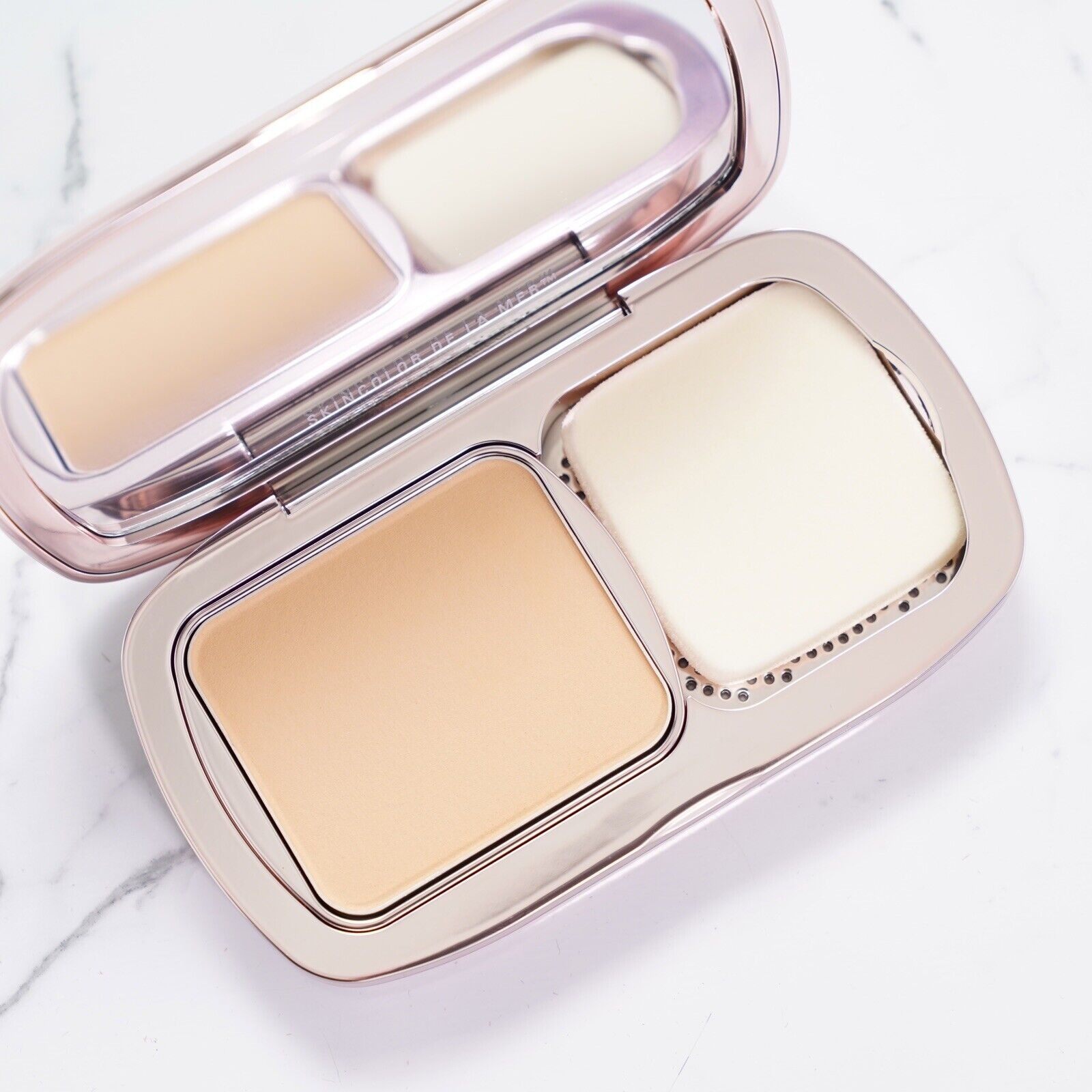Kem nền La Mer The Soft Powder Moisture Foundation SPF30 Kem nền La Mer The Soft Powder Moisture Foundation SPF30 - Yêu Hàng Ngoại