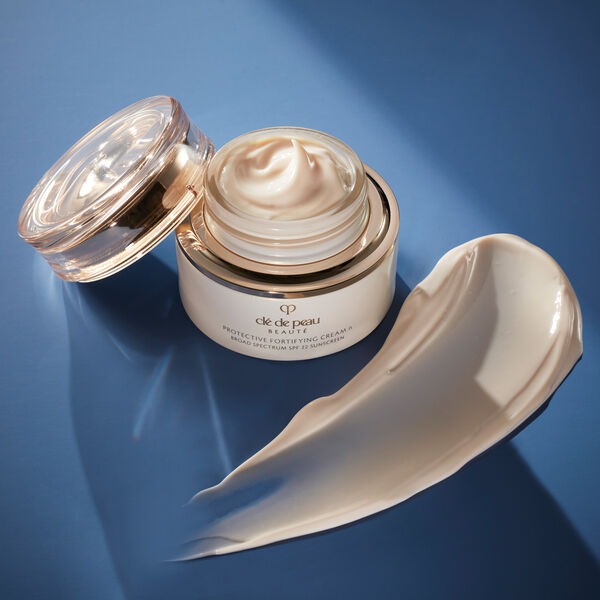 Kem dưỡng da Clé De Peau Beauté Protective Fortifying Cream N SPF25 50ml Kem dưỡng da Clé De Peau Beauté Protective Fortifying Cream N SPF25 50ml - Yêu Hàng Ngoại