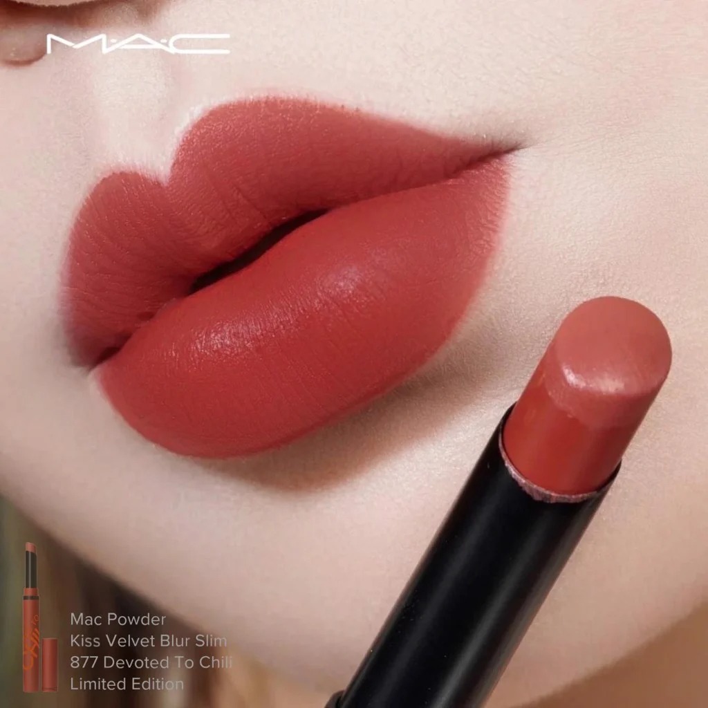 Son Mac Chili'S Crew Powder Kiss Velvet Blur Slim 877 Devoted To Chili (Limited Edition) Son Mac Chili'S Crew Powder Kiss Velvet Blur Slim 877 Devoted To Chili (Limited Edition) - Yêu Hàng Ngoại