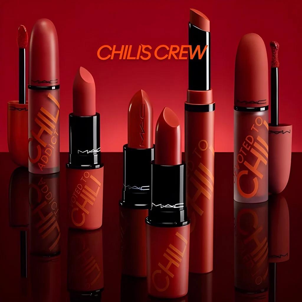 Son Mac Chili'S Crew Powder Kiss Velvet Blur Slim 877 Devoted To Chili (Limited Edition) Son Mac Chili'S Crew Powder Kiss Velvet Blur Slim 877 Devoted To Chili (Limited Edition) - Yêu Hàng Ngoại