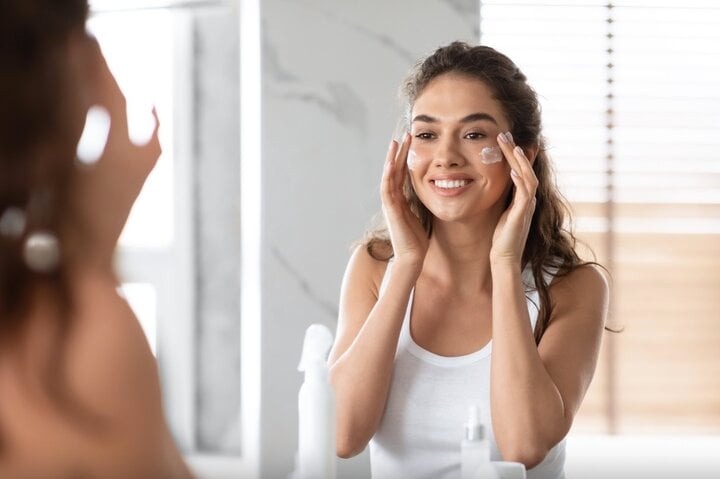 Vì sao bạn nên tẩy trang? Các bước tẩy trang đúng cách Vì sao bạn nên tẩy trang? Các bước tẩy trang đúng cách - Yêu Hàng Ngoại
