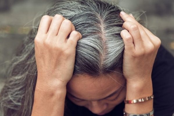 Vì sao tóc bạc sớm? Nguyên nhân và cách giúp chăm sóc hiệu quả - Yêu Hàng Ngoại
