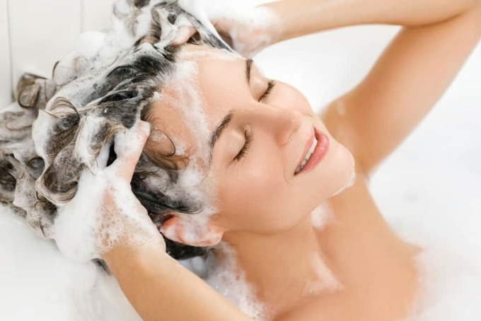 5 thói quen khiến tóc rụng nhiều hơn 5 thói quen khiến tóc rụng nhiều hơn - Yêu Hàng Ngoại
