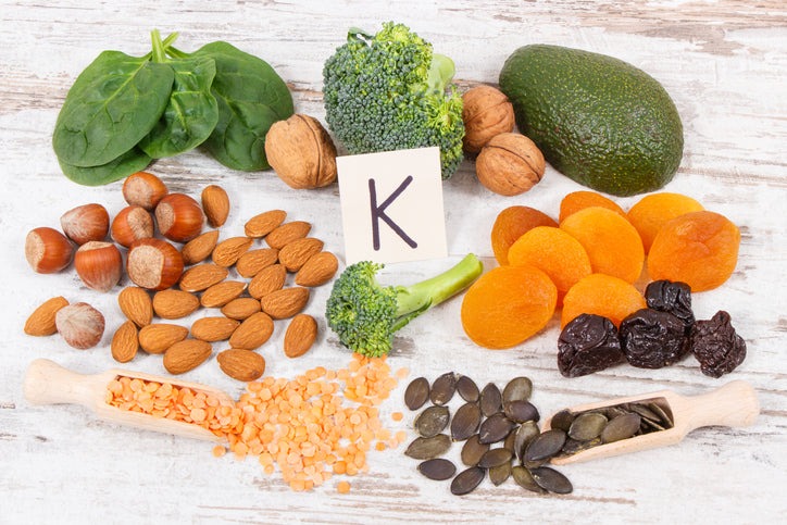 Vitamin K: Lợi Ích, Cách Bổ Sung, Liều Dùng Và Lưu Ý An Toàn Vitamin K: Lợi Ích, Cách Bổ Sung, Liều Dùng Và Lưu Ý An Toàn - Yêu Hàng Ngoại