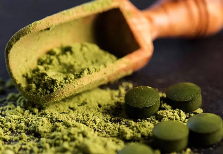 Spirulina Có Tốt Cho Sức Khỏe Không? 12 Lợi Ích Đáng Chú Ý Của Tảo Xoắn Spirulina Có Tốt Cho Sức Khỏe Không? 12 Lợi Ích Đáng Chú Ý Của Tảo Xoắn - Yêu Hàng Ngoại