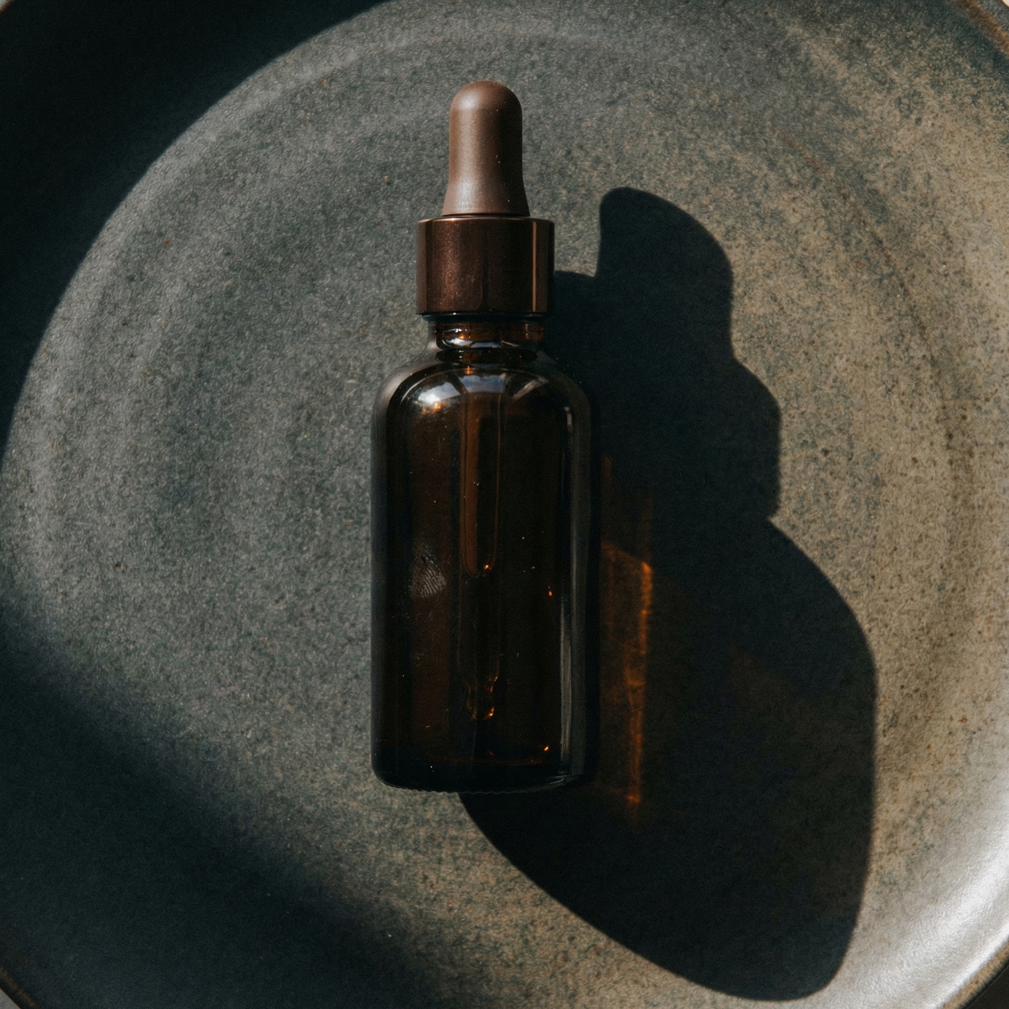 Retinol vs Bakuchiol: Da nhạy cảm nên chọn gì để tránh kích ứng? Retinol vs Bakuchiol: Da nhạy cảm nên chọn gì để tránh kích ứng? - Yêu Hàng Ngoại