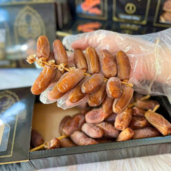 Alternative view of Chà Là Tươi Nguyên Cành Deglet Nour TACAGO – Hộp Cao Cấp 500g