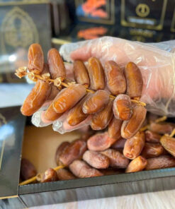 Alternative view of Chà Là Tươi Nguyên Cành Deglet Nour TACAGO – Hộp Cao Cấp 500g