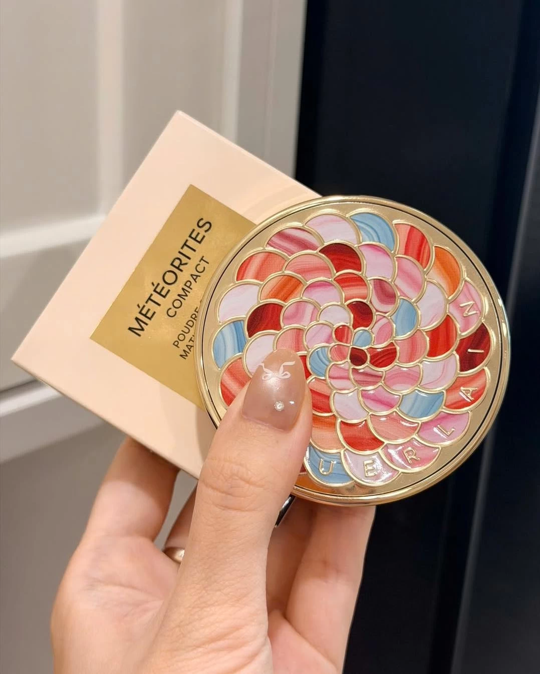 Phấn Nén Guerlain Météorites Compact Mattifying and Setting Powder Phấn Nén Guerlain Météorites Compact Mattifying and Setting Powder - Yêu Hàng Ngoại