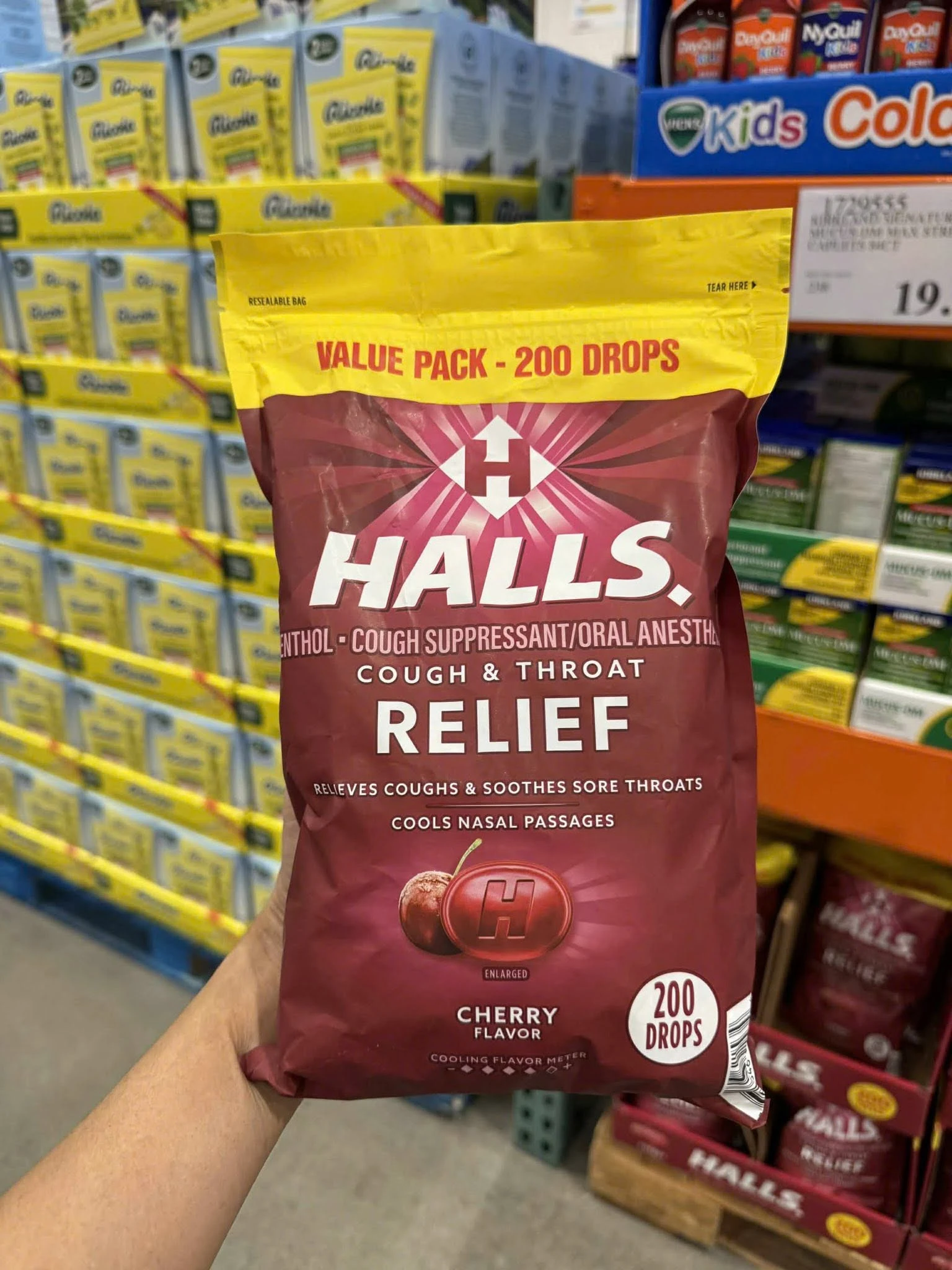 Kẹo Ngậm Giảm Ho Đau Họng Halls Cough & Throat Relief Cherry 5.8mg – Gói 200 Viên (Mỹ) Kẹo Ngậm Giảm Ho Đau Họng Halls Cough & Throat Relief Cherry 5.8mg – Gói 200 Viên (Mỹ) - Ảnh 3