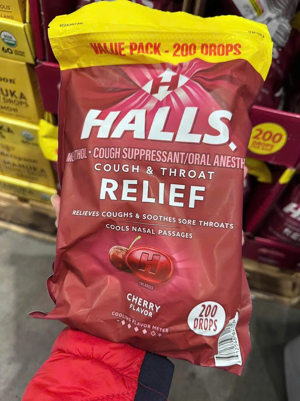 Kẹo Ngậm Giảm Ho Đau Họng Halls Cough & Throat Relief Cherry 5.8mg – Gói 200 Viên (Mỹ) Kẹo Ngậm Giảm Ho Đau Họng Halls Cough & Throat Relief Cherry 5.8mg – Gói 200 Viên (Mỹ) - Yêu Hàng Ngoại