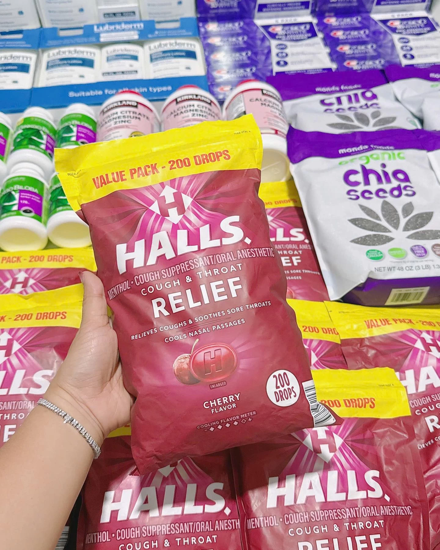 Kẹo Ngậm Hỗ Trợ Giảm Ho, Làm Dịu Cổ Họng Halls Relief Vị Cherry Mỹ Gói kẹo ngậm giảm ho Halls Cough & Throat Relief vị Cherry quy cách 200 viên siêu tiết kiệm, nội địa Mỹ màu đỏ tươi.