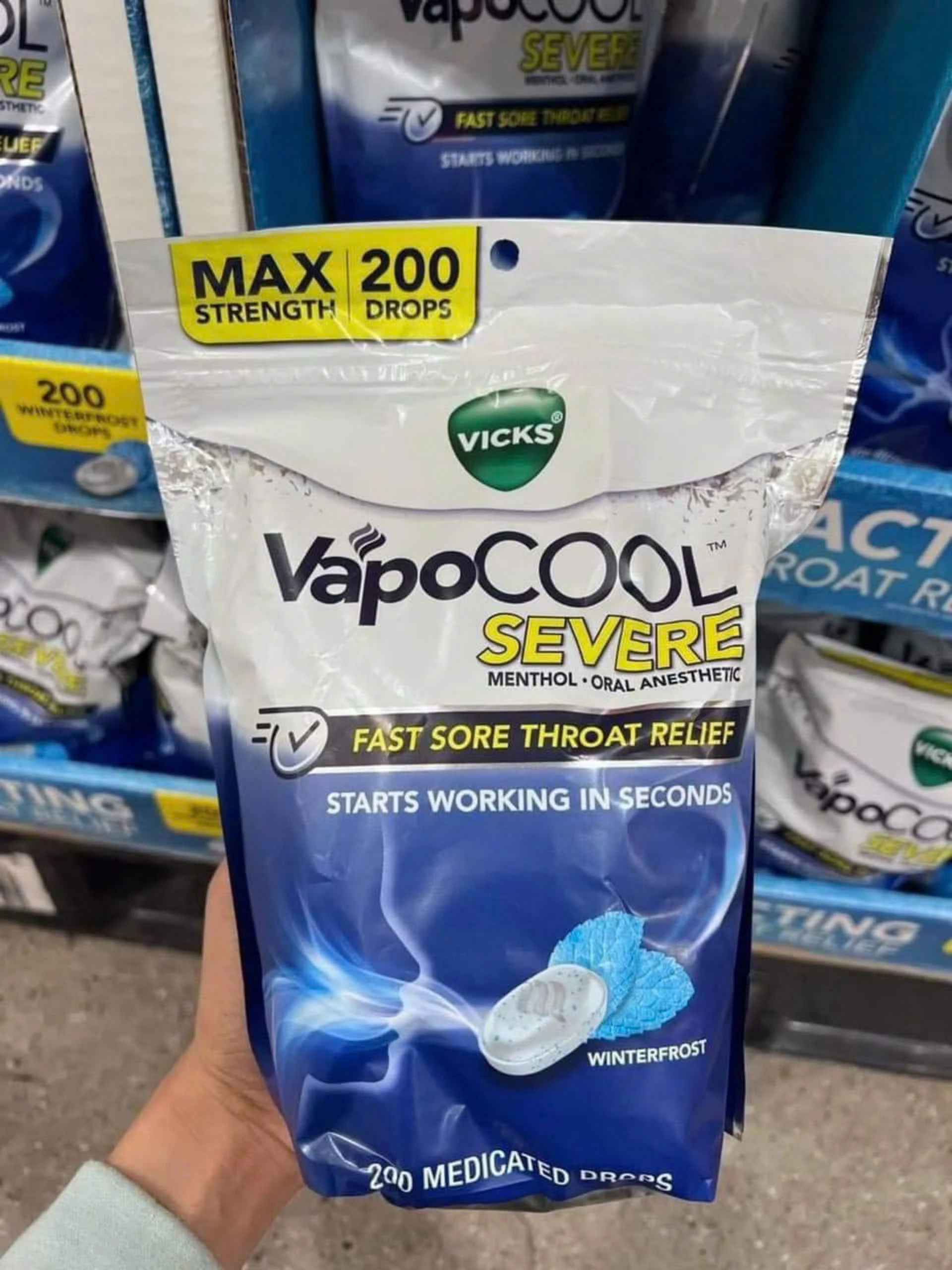 Viên Ngậm Giảm Đau Rát Họng Vicks VapoCOOL SEVERE Winterfrost – Túi 200 Viên (Mỹ) Viên Ngậm Giảm Đau Rát Họng Vicks VapoCOOL SEVERE Winterfrost – Túi 200 Viên (Mỹ) - Yêu Hàng Ngoại